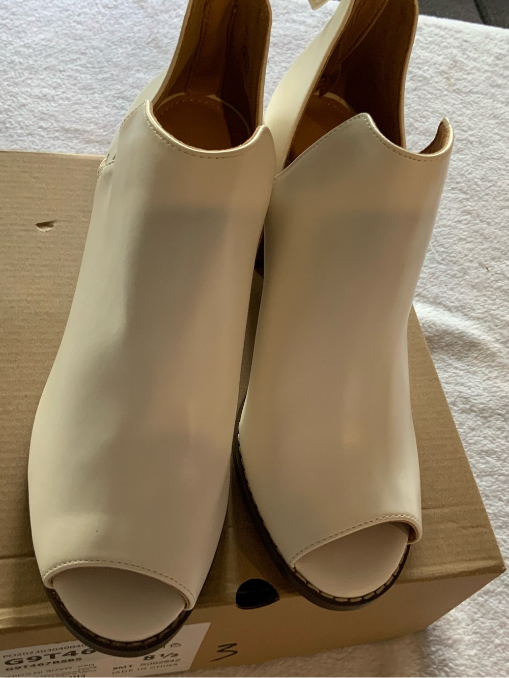 Women’s white Peep-Toe Booties - Brand Unspecified. Size 8.5. SKU 3099